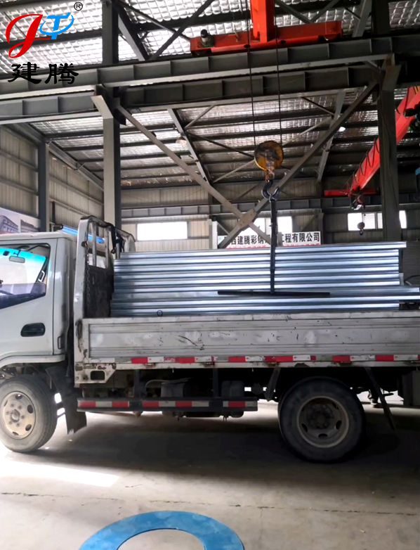 840型彩鋼瓦和75厚的巖棉墻板裝車(chē)發(fā)貨中