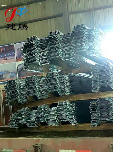 750型樓承板裝車(chē)發(fā)貨中