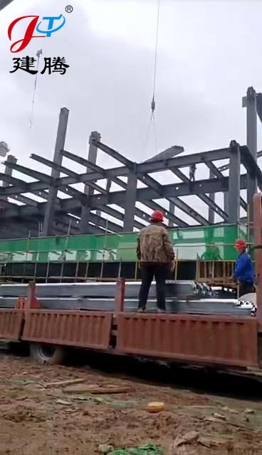 750型樓承板裝車(chē)卸貨中